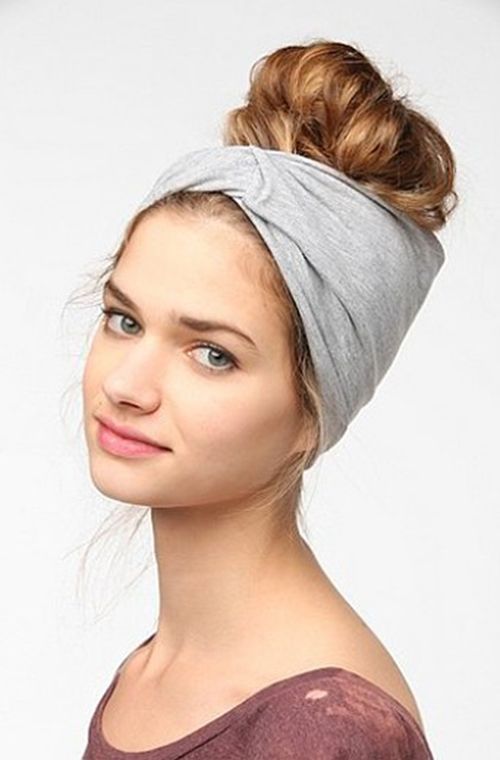 Estiloso e discreto, o headband de pano pode ser usado em diversas ocasiões (Foto: Reprodução)